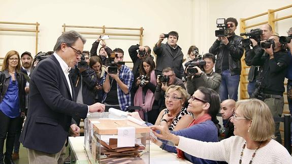 Artur Mas vota en el Colegio Infant Jesús de Travessera de Grácia de Barcelona.
