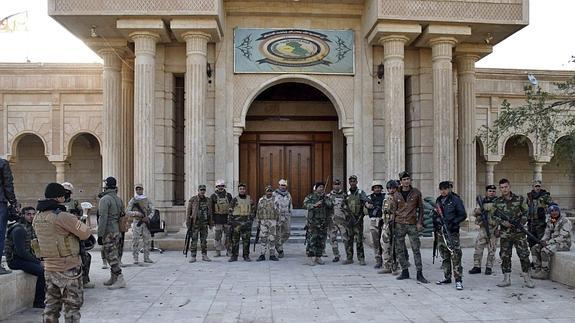 Soldados iraquíes junto a la puerta Anbar, en Ramadi.