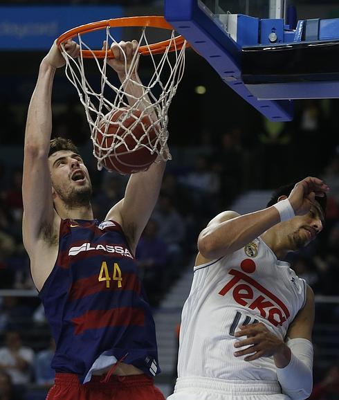 Ante Tomic (i) machaca ante Gustavo Ayón.