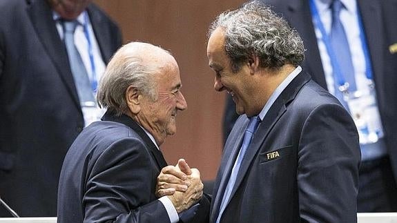 Joseph Blatter y Michel Platini se saludan. 