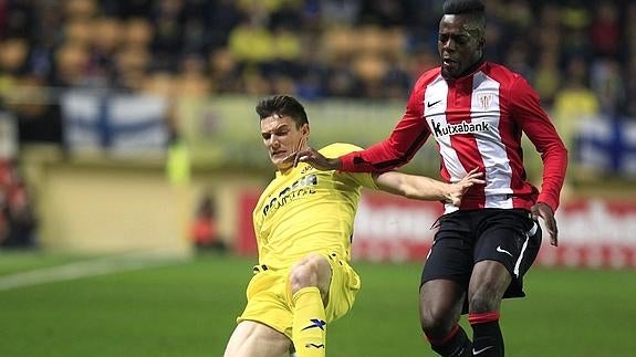 Iñaki Williams (d) pugna por un balón. 