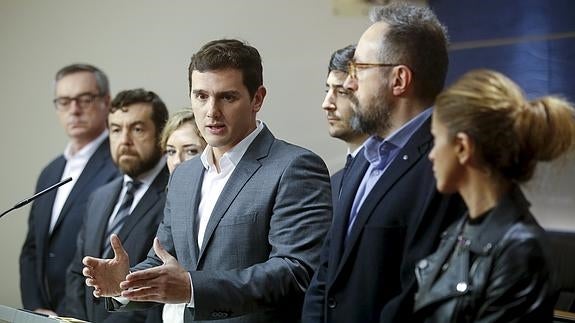 Albert Rivera, flanqueado por diputados de Ciudadanos. 