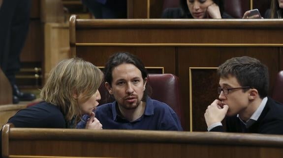 Pablo Iglesias habla con Tania Sánchez e Íñigo Errejón. 