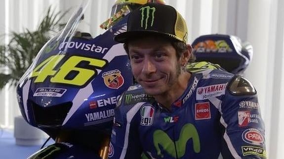 Valentino Rossi, junto a su nueva Yamaha. EFE