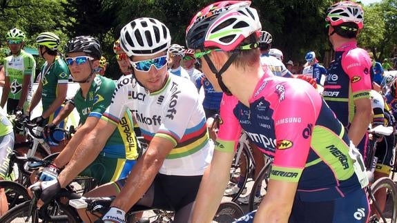 Sagan, campeón del mundo en ruta, habla con un compañero en el Tour de San Luis. 