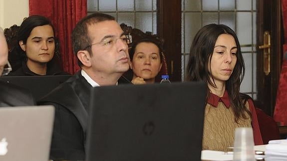 Triana Martinez (i), su madre, Monserrat González (2-d), y Raquel Gago, durante el juicio.