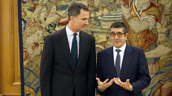 El rey Felipe VI, junto a Patxi López. 