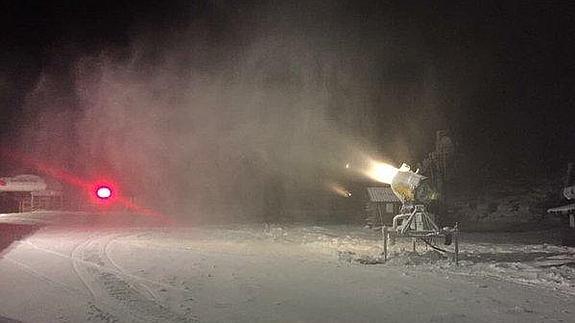 Los cañones de nieve trabajando a pleno rendimiento a comienzos del mes de enero