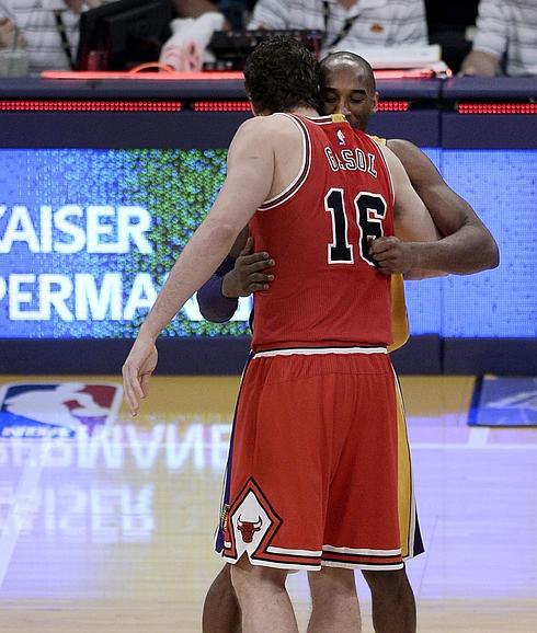 Pau Gasol saluda a Kobe Bryant. 