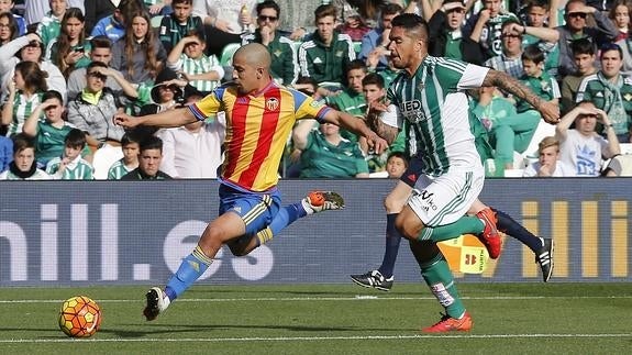 Feghouli (i) golpea el balón ante el Betis. 