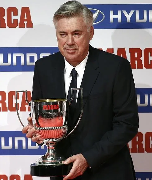 Ancelotti recoge un premio en Marca. 