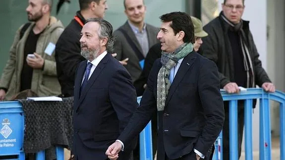 Gonzalo Bernal (d), junto a su abogado Gaspar Oliver, a su llegada a la Escuela Balear de la Administración Pública. 
