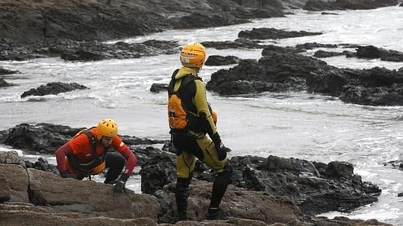 Efectivos de Bomberos de Asturias participan en la búsqueda. 