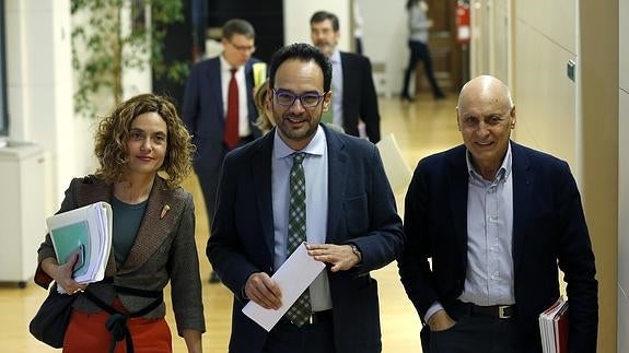 Batet, Hernando y Ares, antes de la reunión.