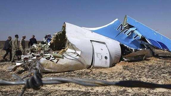 Restos del avión ruso siniestrado en el Sinaí.