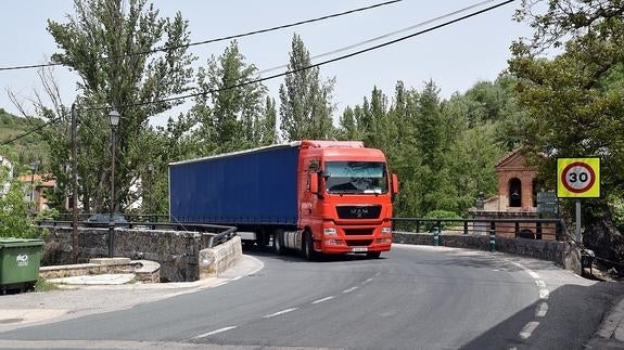 Un camión en una carretera riojana.