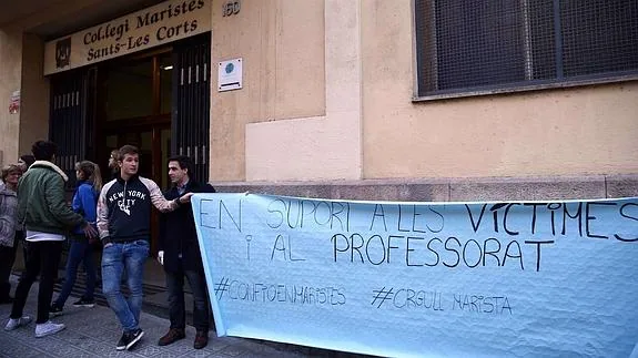 Manifestación en apoyo a las víctimas en el colegio Maristas de Barcelona.