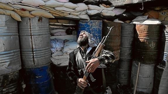 Rebelde sirio en Arbin, en la región de Ghouta.