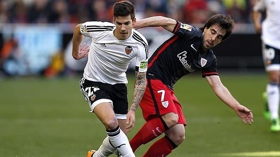 Santi Mina (i) pelea un balón con Beñat (d). 