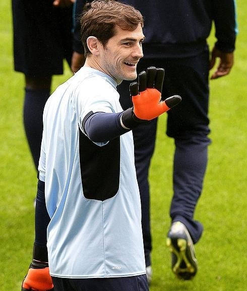 Casillas saluda. 