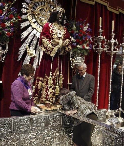 Doña Sofía besa el pie izquierdo del Cristo de Medinaceli.