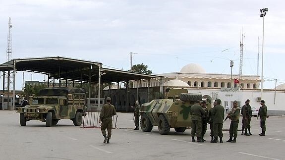 Soldados tunecinos en el cruce fronterizo de Ben Guerdane.