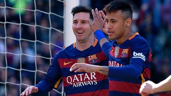 Messi (i) y Neymar (d) celebran un gol del Barça. 