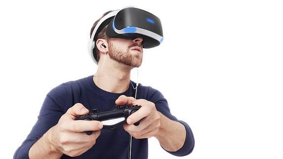 Un hombre prueba PlayStationVR el sistema de realidad virtual de PlayStation4.