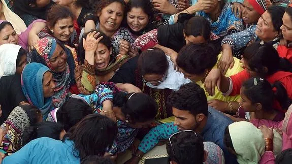 Ciudadanos pakistaníes lloran durante los funerales por las víctimas. 