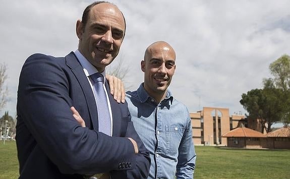 Hombrados (i) y Rocas posan después de la entrevista. 