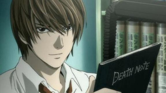 Light Yagami con el 'death note'. 