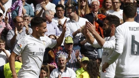 Carvajal (d) celebra un gol con Lucas Vázquez (i). 