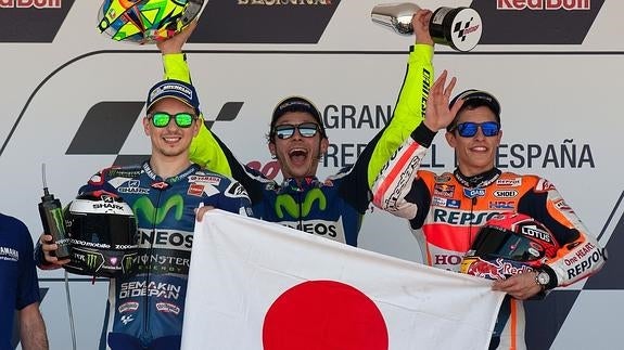 Rossi (c), junto a Jorge Lorenzo (i) y Marc Márquez (d).