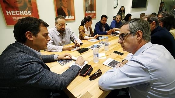 Rivera conversa con Villegas durante la reunión del comité de Estrategia de Ciudadanos. 