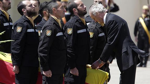 Morenés impone la medalla al soldado fallecido. 