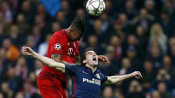 Godín se ve superado en el salto por Boateng.