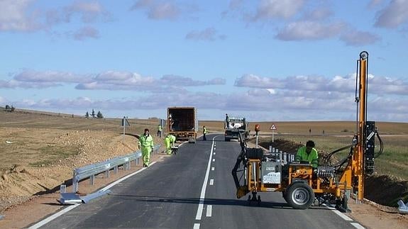 Obras de mantenimiento en una carretera. 