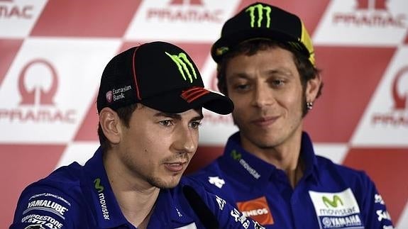 Jorge Lorenzo (i) y Valentino Rossi. 