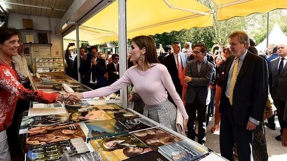 La reina Letizia, durante su visita a una de las casetas. 