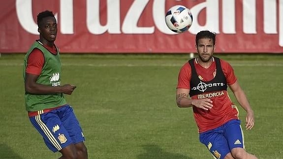 Iñaki Williams (i), junto a Cesc, en un entrenamiento de la selección. 