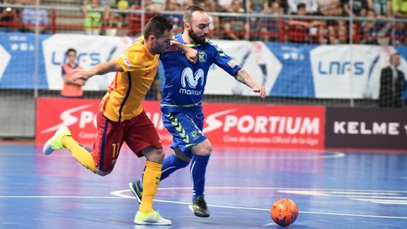 Ricardinho (d) conduce el balón ante Aicardo.