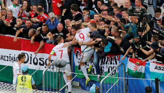 Adam Szalai celebra el gol ante Austria. 