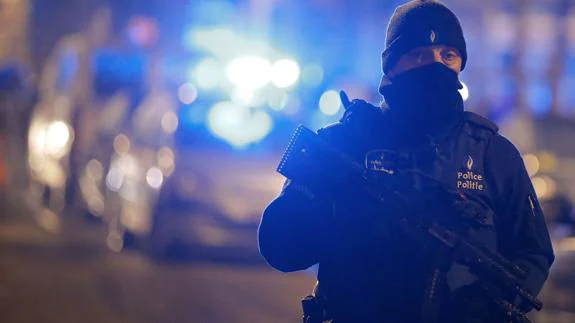 Agente de policía durante una operación antiterrorista en Bruselas.