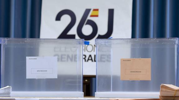 Dos de las urnas que se usarán en las elecciones generales del próximo 26 de junio.