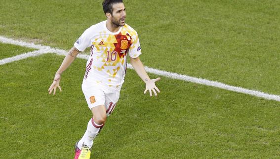 Cesc Fábregas celebra un gol. 