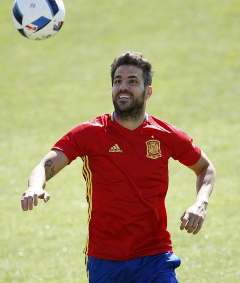 Cesc observa el balón. 