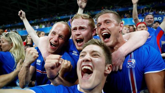 Los aficionados islandeses, eufóricos tras el pase a cuartos. 