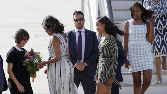 Michelle Obama, junto a sus hijas Malia y Sasha, a su llegada a la base de Torrejón de Ardoz (Madrid).