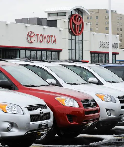 Varios vehìculos Toyota en un punto de venta de un distribuidor en Illinois (EE UU).