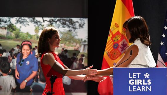 La Reina Letizia saluda a Michelle Obama, en un momento del acto. 